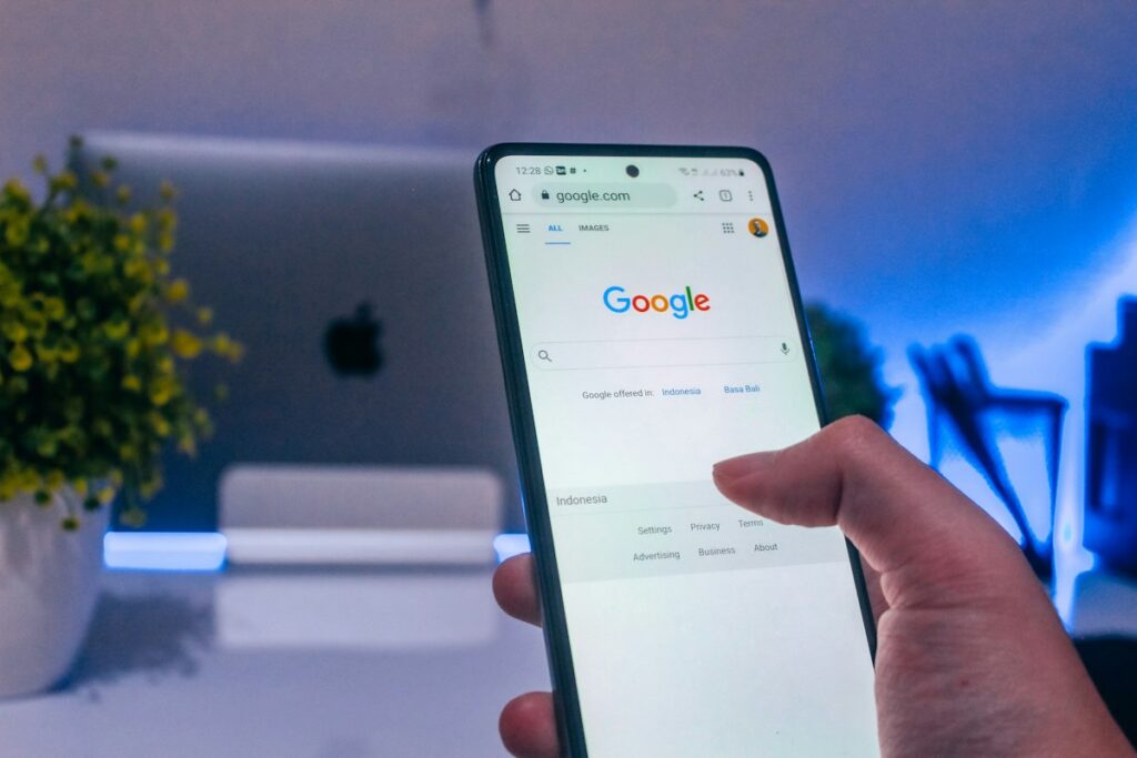 Person som tittar på en annonsvisning på en mobiltelefon