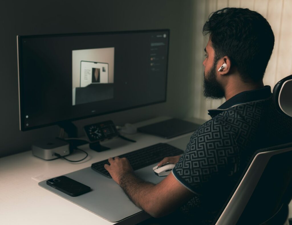 Utvecklare arbetar med applikationsdesign vid sin arbetsstation
