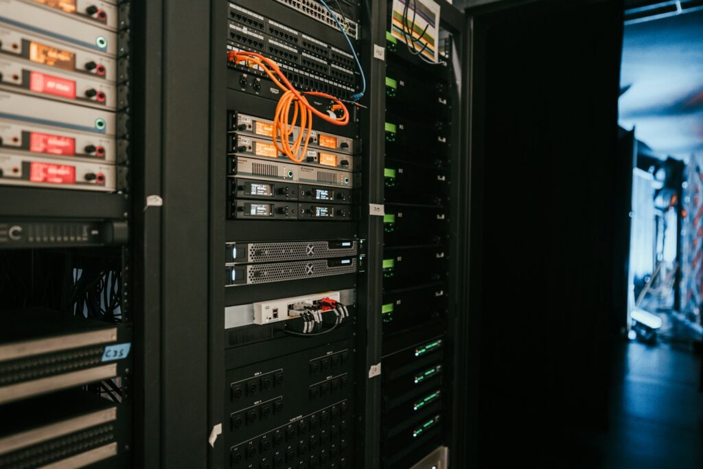 Serverrack i ett datacenter