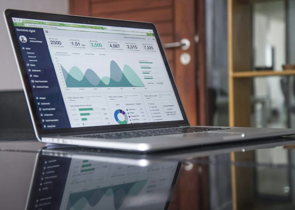 Analyspanel för digital marknadsföring på en bärbar dator