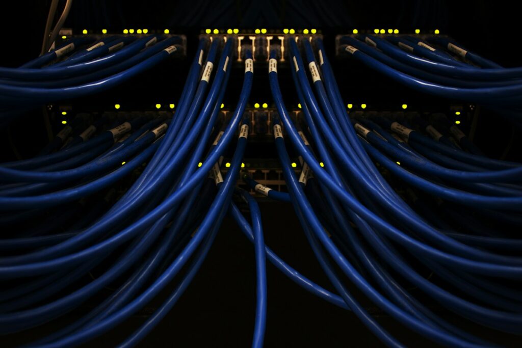Nätverkskablar anslutna i ett patchpanel-rack